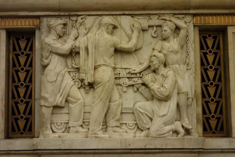 Moskova metrosu tasarımıyla büyülüyor