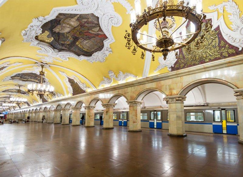 Moskova metrosu tasarımıyla büyülüyor
