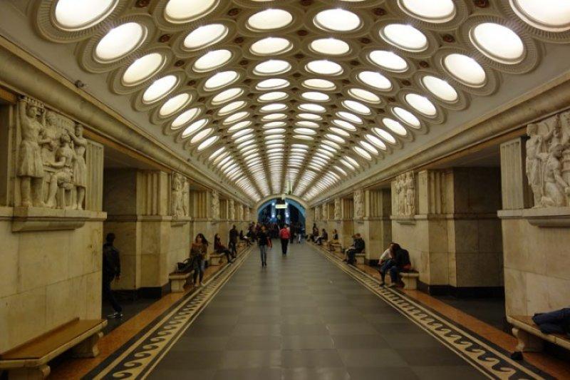 Moskova metrosu tasarımıyla büyülüyor