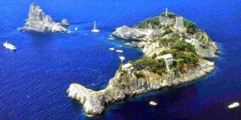 Amalfi kıyılarında yunus biçiminde ada ilgi çekiyor 