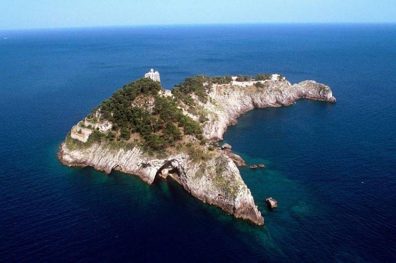 Amalfi kıyılarında yunus biçiminde ada ilgi çekiyor 