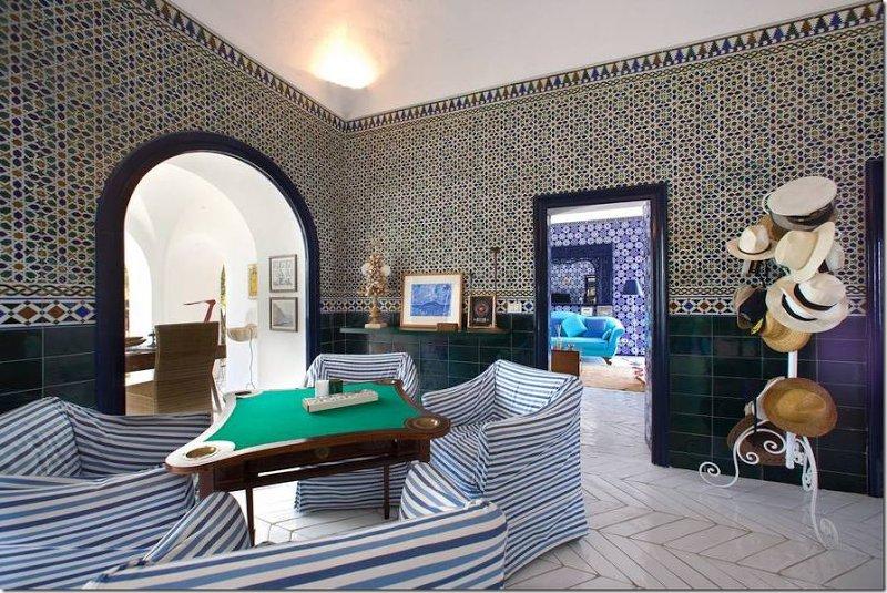 Amalfi kıyılarında yunus biçiminde ada ilgi çekiyor 