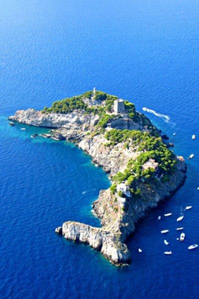 Amalfi kıyılarında yunus biçiminde ada ilgi çekiyor 