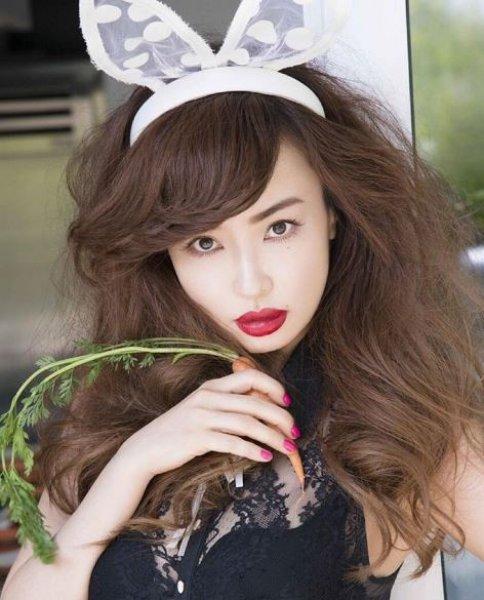 45 yaşındaki Japon model görenleri şaşırtıyor 