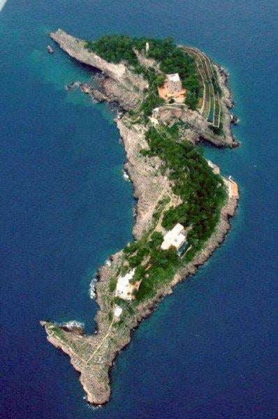 Amalfi kıyılarında yunus biçiminde ada ilgi çekiyor 