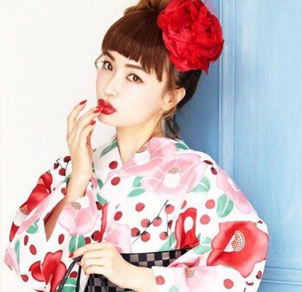 45 yaşındaki Japon model görenleri şaşırtıyor 