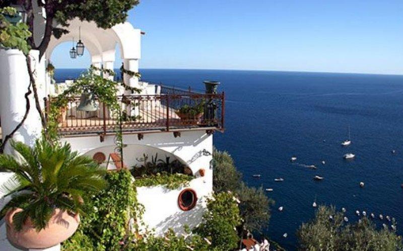 Amalfi kıyılarında yunus biçiminde ada ilgi çekiyor 