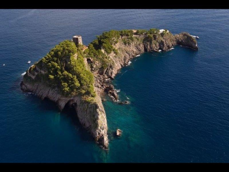 Amalfi kıyılarında yunus biçiminde ada ilgi çekiyor 