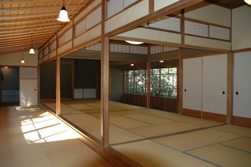 Az eşya ile dekora edilmiş Japon evleri