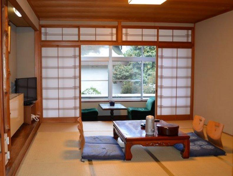 Az eşya ile dekora edilmiş Japon evleri