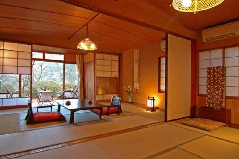 Az eşya ile dekora edilmiş Japon evleri