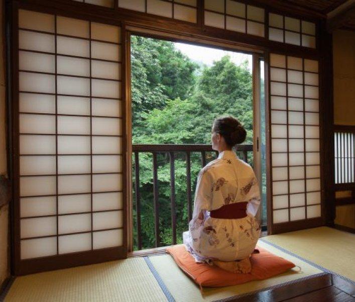 Az eşya ile dekora edilmiş Japon evleri