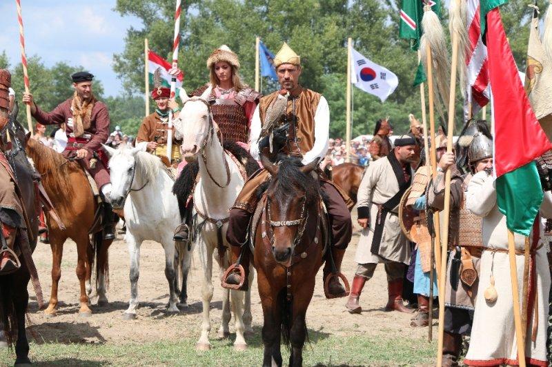 Macaristan'da Türk Kurultayı etkinliği filmleri aratmadı