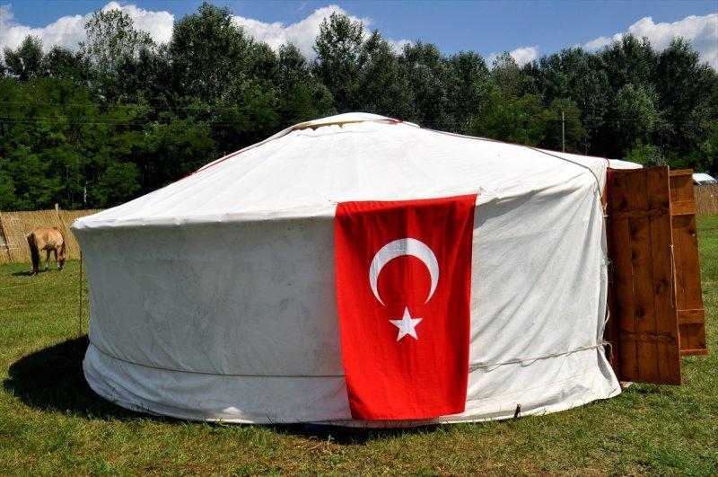 Macaristan'da Türk Kurultayı etkinliği filmleri aratmadı