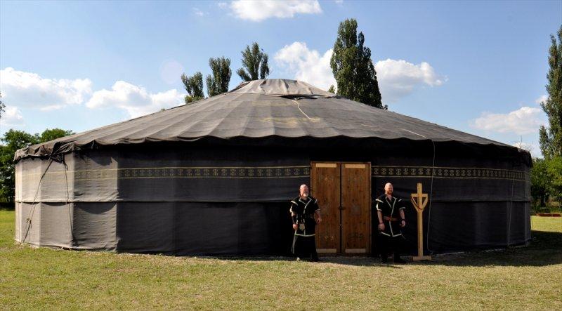 Macaristan'da Türk Kurultayı etkinliği filmleri aratmadı