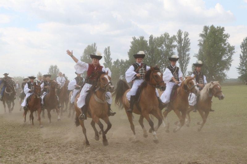 Macaristan'da Türk Kurultayı etkinliği filmleri aratmadı