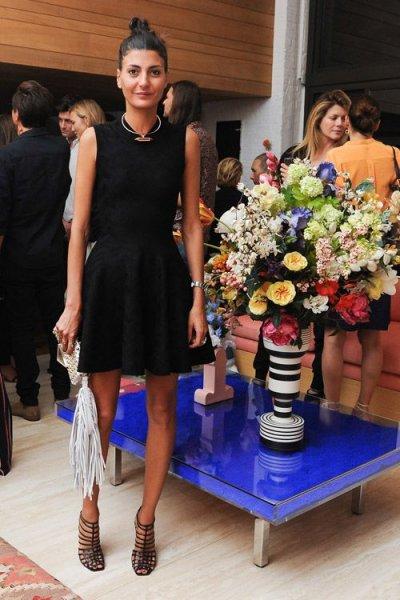 Ünlü moda tasarımcısı evinin kapılarını açtı