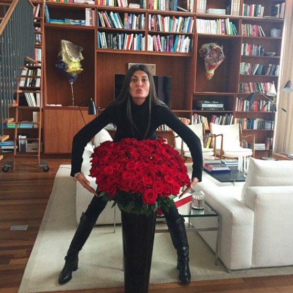 Ünlü moda tasarımcısı evinin kapılarını açtı