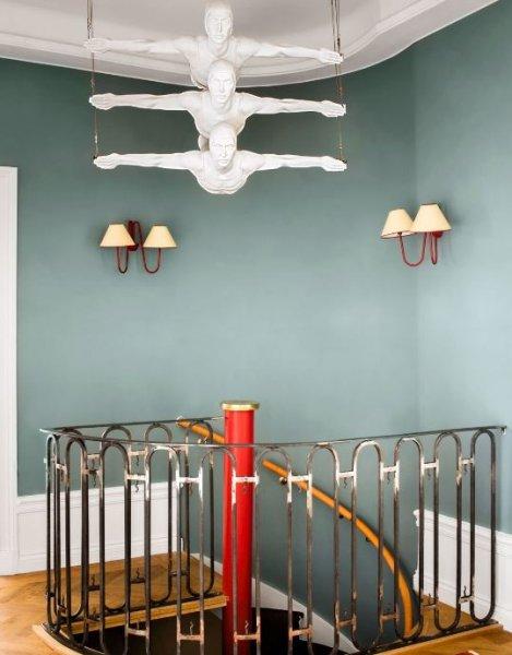 Ünlü moda tasarımcısı evinin kapılarını açtı