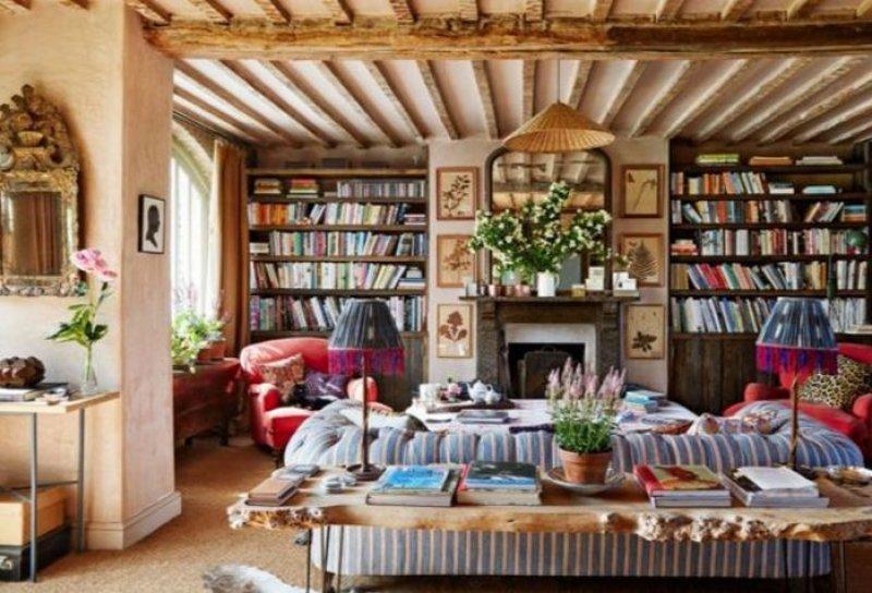 Ünlü moda tasarımcısı evinin kapılarını açtı