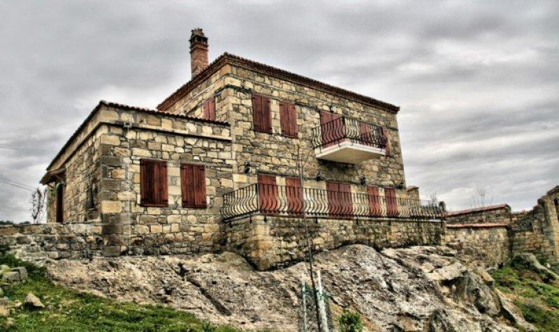 Adatepe köyündeki tarihi taş evlerin fiyatı el yakıyor