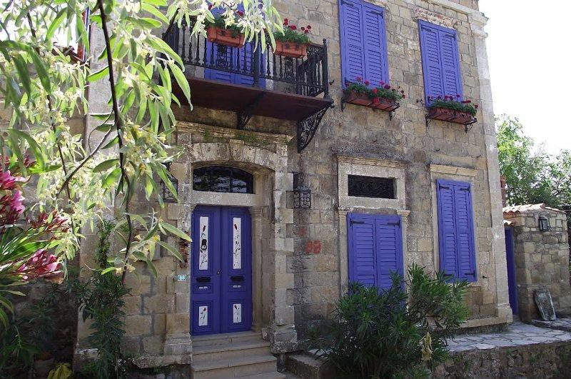 Adatepe köyündeki tarihi taş evlerin fiyatı el yakıyor