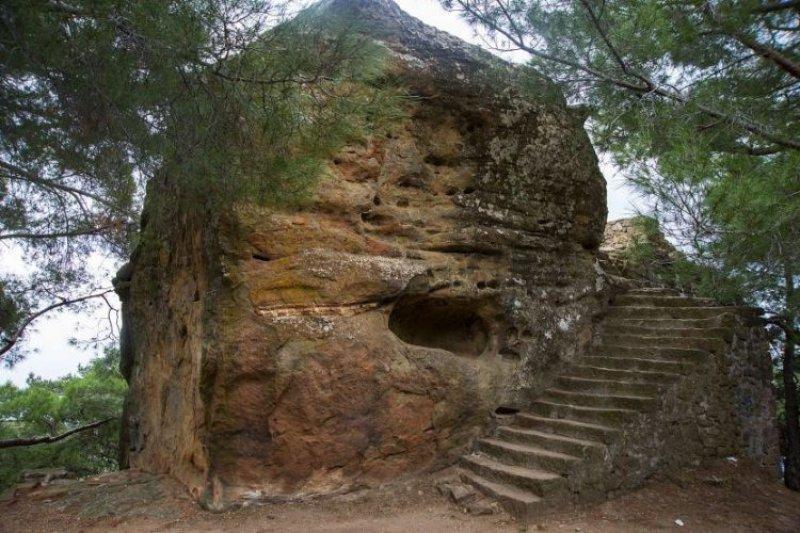 Adatepe köyündeki tarihi taş evlerin fiyatı el yakıyor