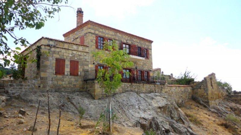 Adatepe köyündeki tarihi taş evlerin fiyatı el yakıyor