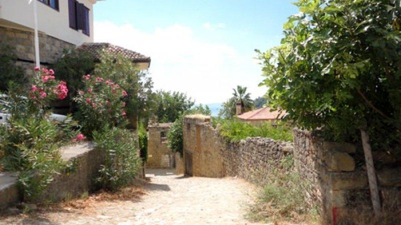 Adatepe köyündeki tarihi taş evlerin fiyatı el yakıyor