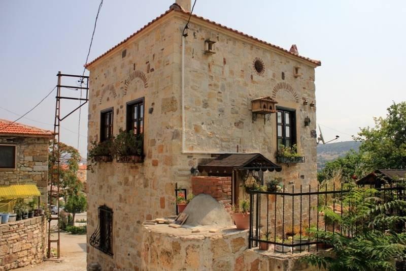 Adatepe köyündeki tarihi taş evlerin fiyatı el yakıyor
