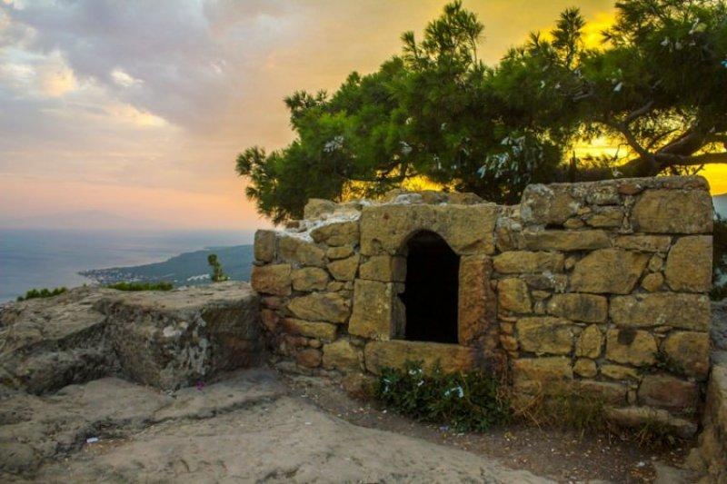 Adatepe köyündeki tarihi taş evlerin fiyatı el yakıyor