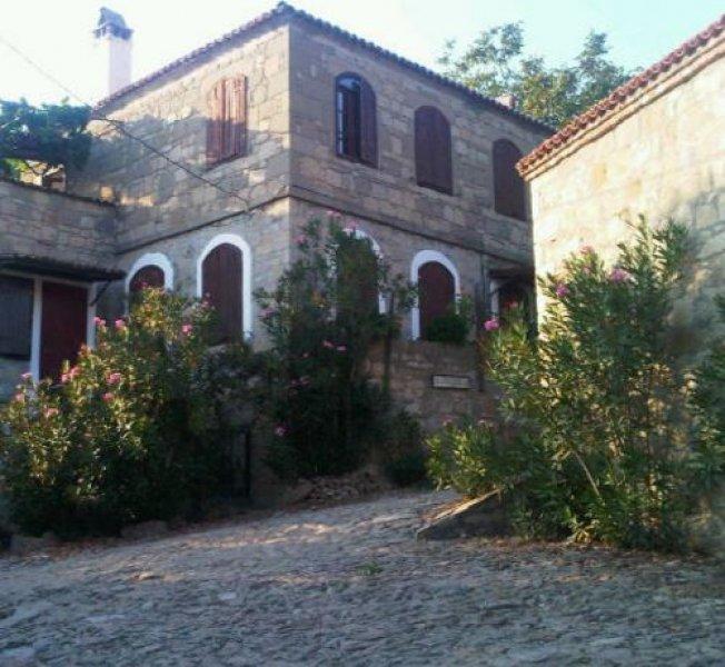 Adatepe köyündeki tarihi taş evlerin fiyatı el yakıyor