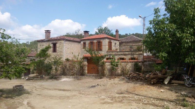 Adatepe köyündeki tarihi taş evlerin fiyatı el yakıyor