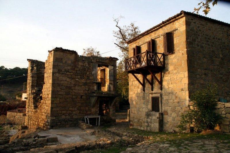 Adatepe köyündeki tarihi taş evlerin fiyatı el yakıyor