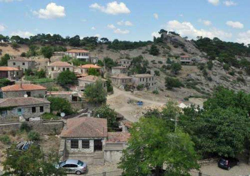 Adatepe köyündeki tarihi taş evlerin fiyatı el yakıyor