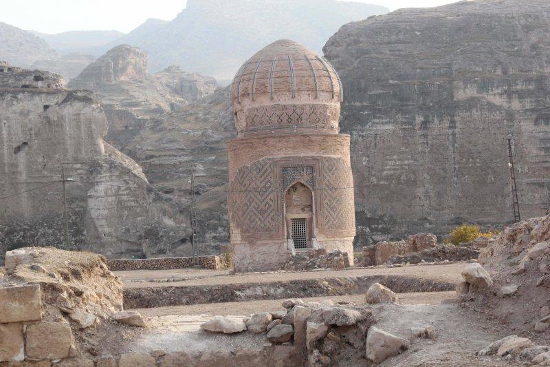 Zeynel Bey Türbesi  yeni yerine taşınıyor