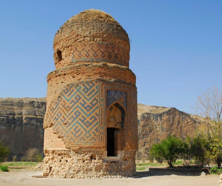 Zeynel Bey Türbesi  yeni yerine taşınıyor