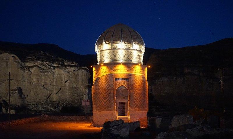 Zeynel Bey Türbesi  yeni yerine taşınıyor