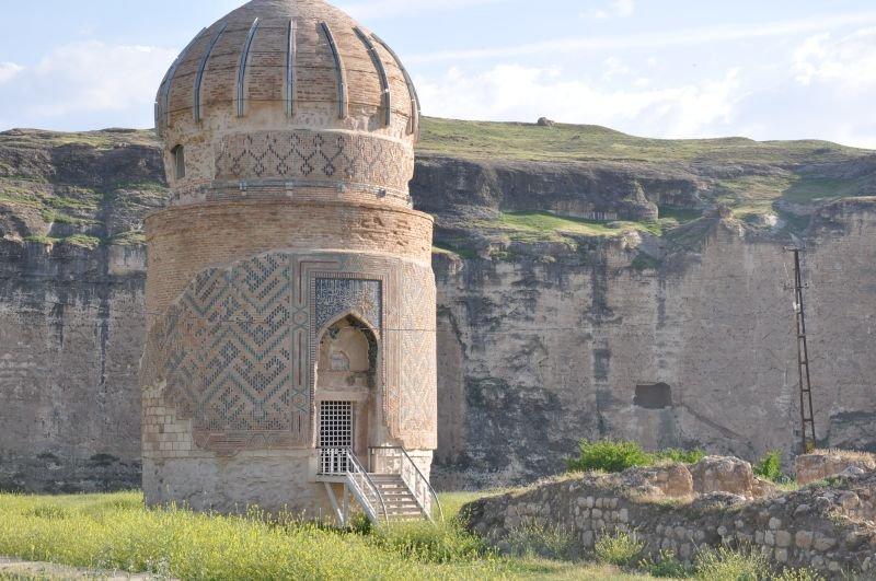 Zeynel Bey Türbesi  yeni yerine taşınıyor