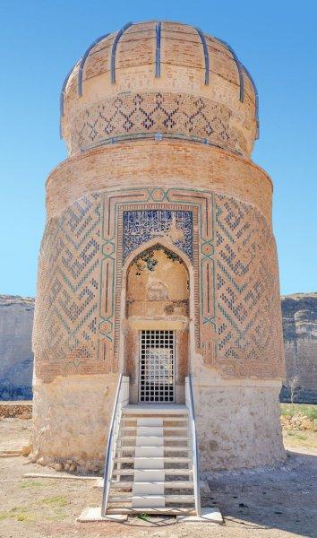 Zeynel Bey Türbesi  yeni yerine taşınıyor