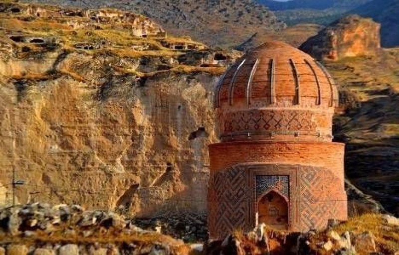 Zeynel Bey Türbesi  yeni yerine taşınıyor