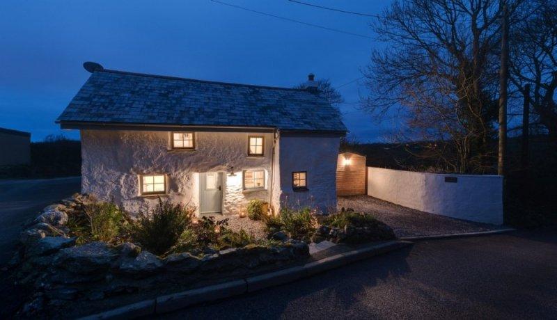 300 yıllık taş evin içi görenleri şaşırtıyor 