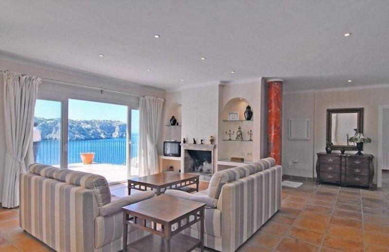 Angelina Jolie Malibu'dan 95 bin dolara ev kiraladı