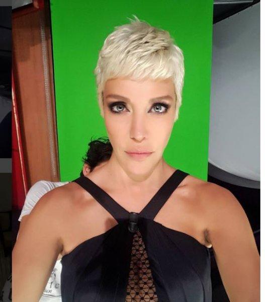 Eski manken Deniz Akkaya'dan bikinili poz