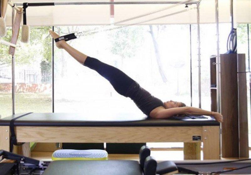 Eski manken Deniz Akkaya'dan bikinili poz