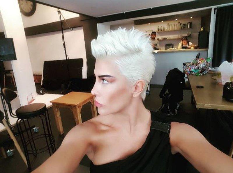 Eski manken Deniz Akkaya'dan bikinili poz