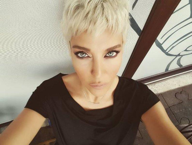 Eski manken Deniz Akkaya'dan bikinili poz