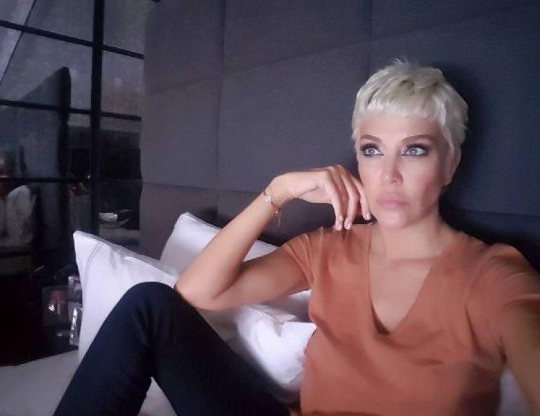 Eski manken Deniz Akkaya'dan bikinili poz