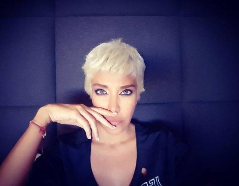 Eski manken Deniz Akkaya'dan bikinili poz