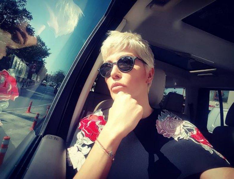 Eski manken Deniz Akkaya'dan bikinili poz